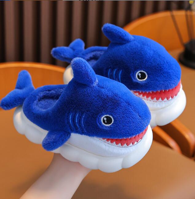 حذاء اطفال شتوي على شكل baby shark